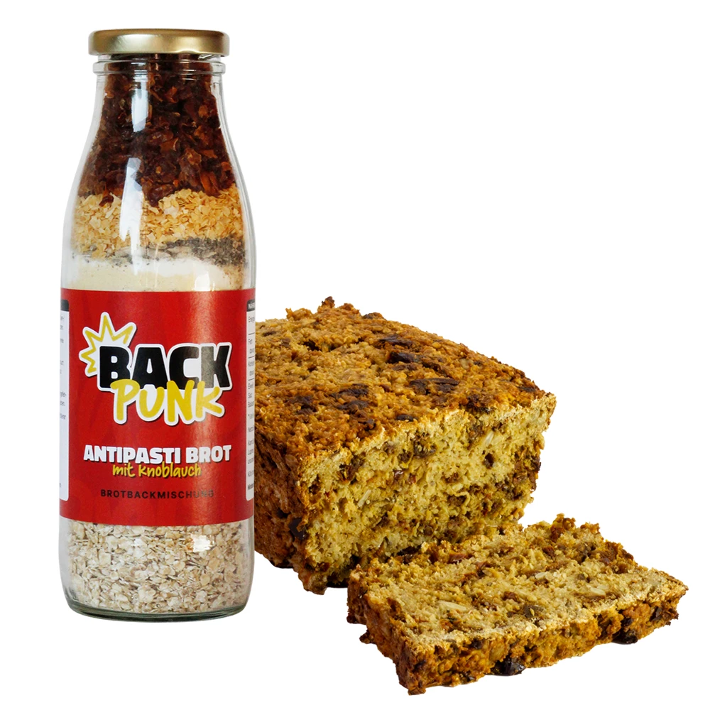 Frisch gebackenes Antipasti-Brot neben der Flasche